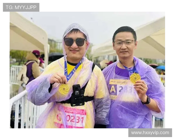 雨幕中绳牵追光：视障跑者与陪跑员的无畏训练(3)